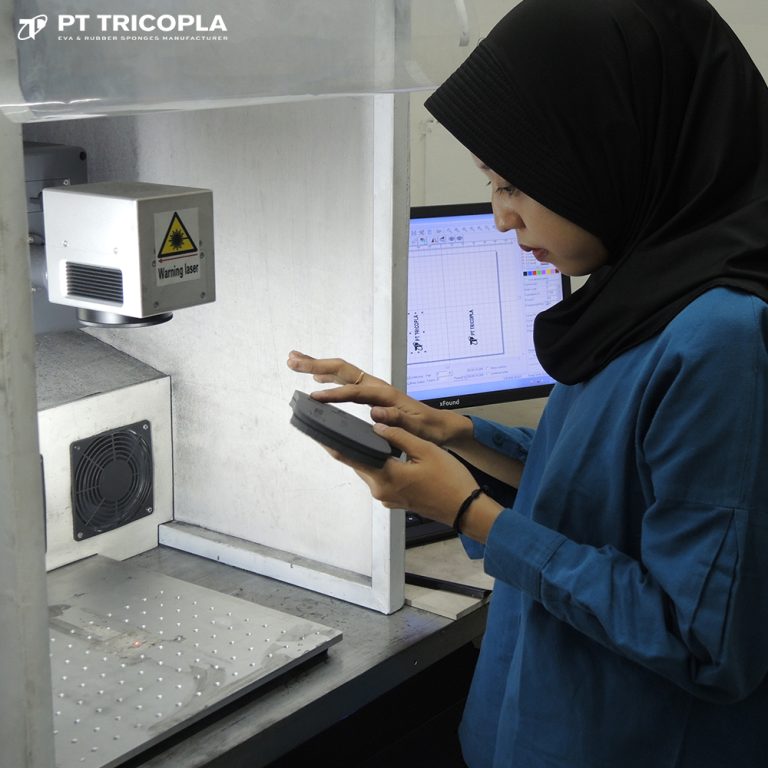 Laser cetak logo sandal