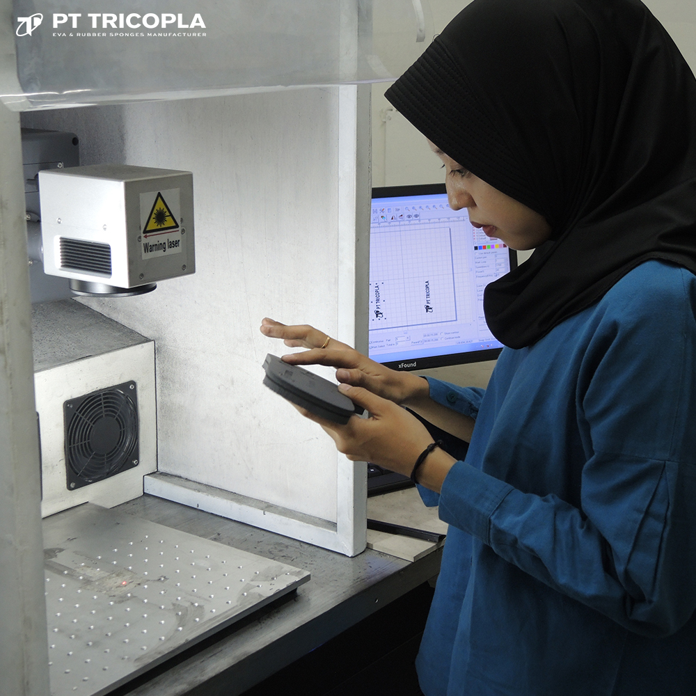 Laser cetak logo sandal