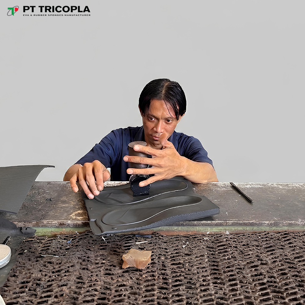 material atau desain dalam pengembangan alas kaki