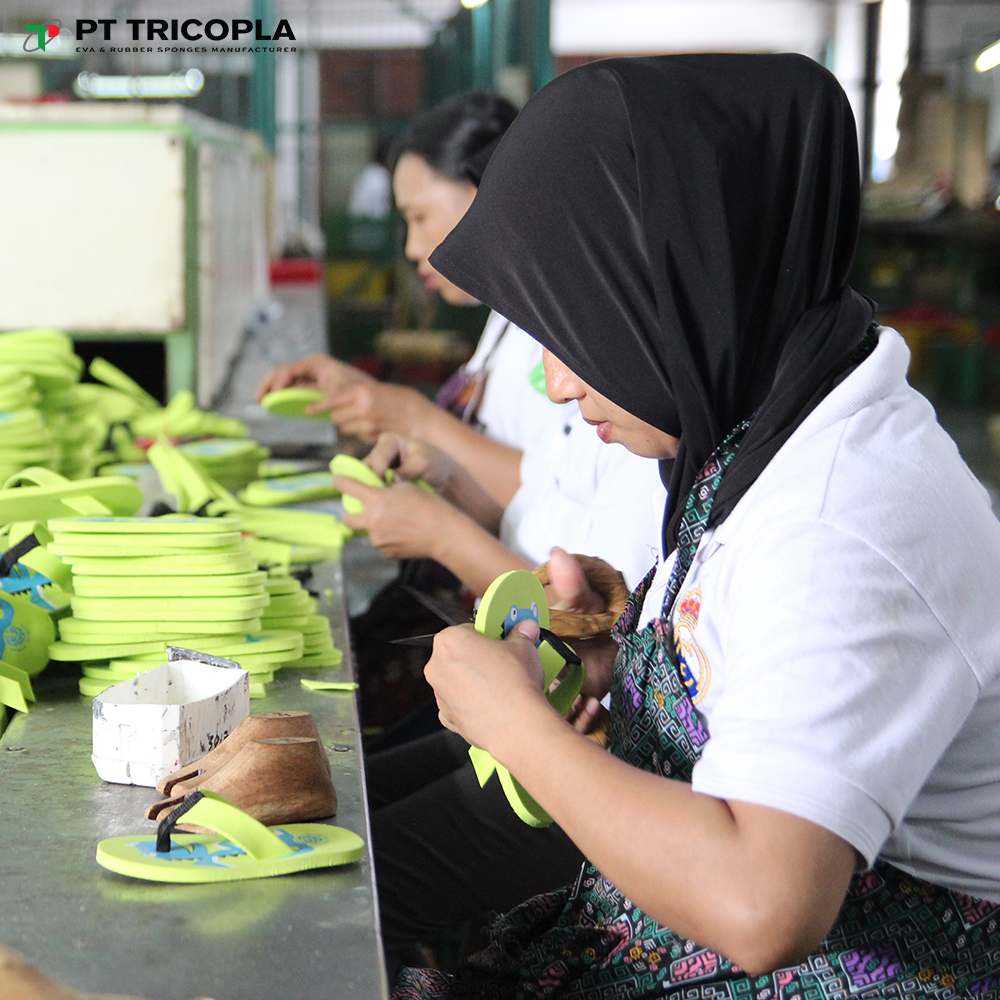 Ini proses pembuatan sandal custom